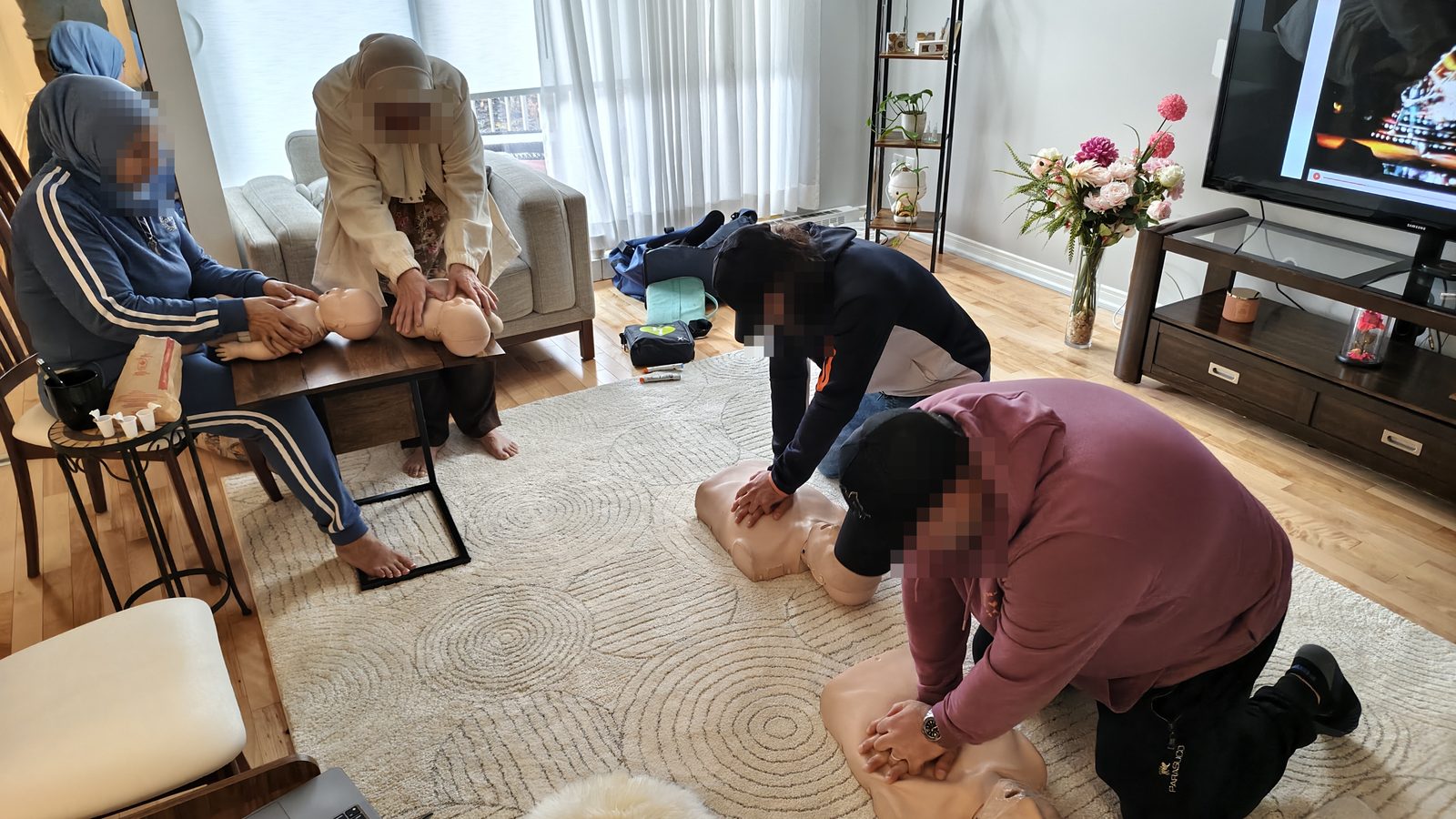 上门急救培训中，学员在客厅里练习成人和婴儿心肺复苏